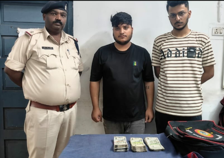 कपड़ा दुकान में लाखों रूपये चोरी करने वाला विधि के साथ संघर्षरत 01 बालक तथा चोरी की नगदी रकम को अपने पास रखने वाले 02 आरोपी सहित कुल 03 गिरफ्तार…