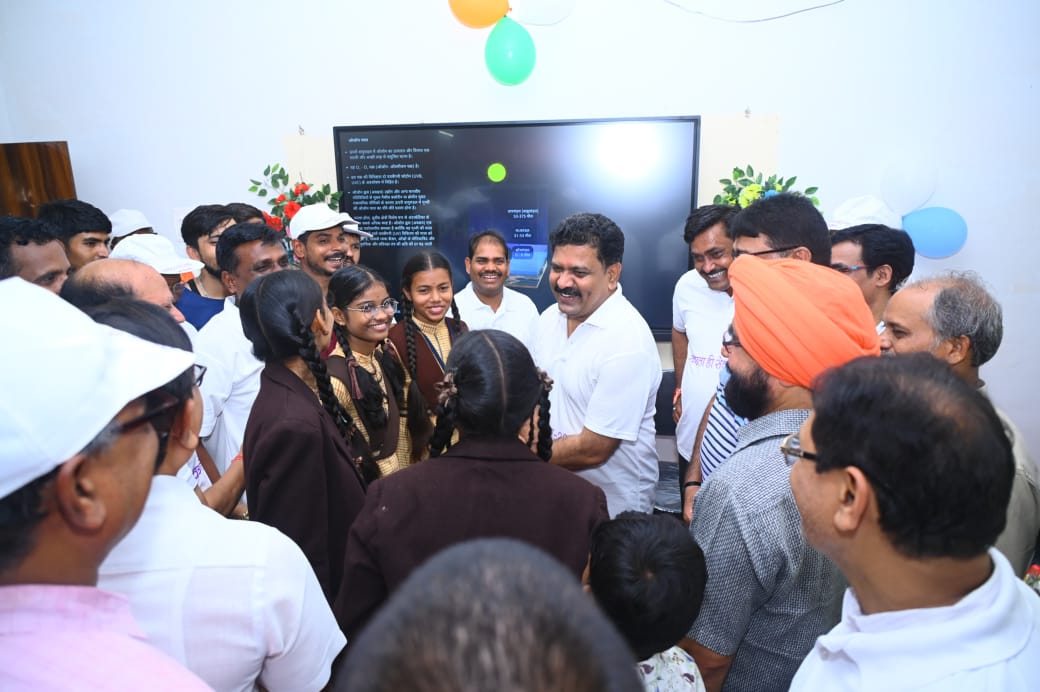 उपमुख्यमंत्री शर्मा जिस स्कूल में पढ़े, अब उस स्कूल के बच्चों को मिली स्मॉर्ट क्लास की सुविधा…