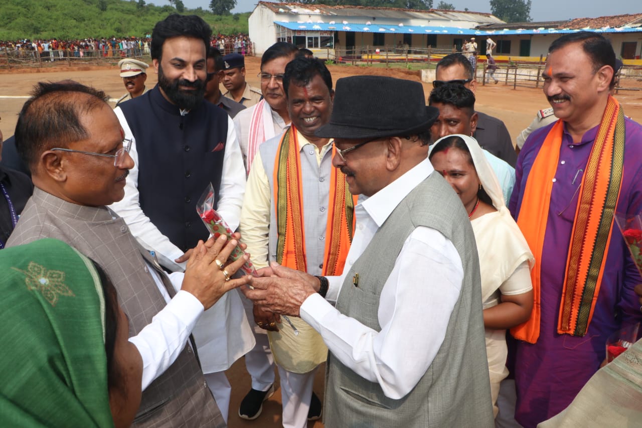 मुख्यमंत्री विष्णुदेव साय सर्व आदिवासी समाज के जिला स्तरीय कर्मा महोत्सव में शामिल होने सूरजपुर जिले के सिलौटा पहुंचे…