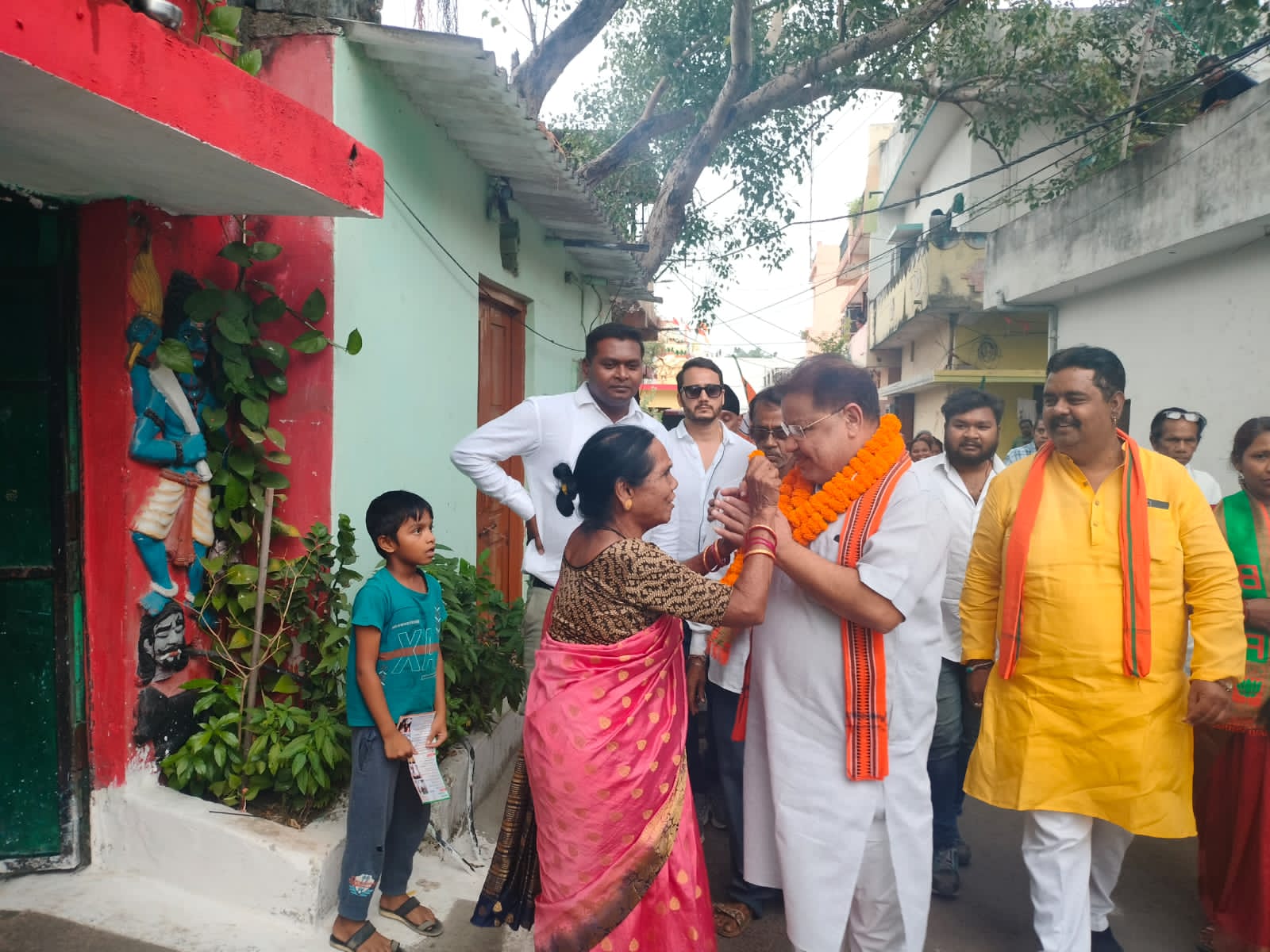 दक्षिण में भाजपा प्रत्याशी सुनील सोनी कर रहे सघन जनसंपर्क…