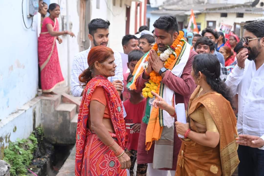 कांग्रेस प्रत्याशी आकाश शर्मा लगातार तीसरे दिन जनसंपर्क कार्यक्रम करते हुए आज सुबह से शाम तक दो वार्डो में किया जनसंपर्क…
