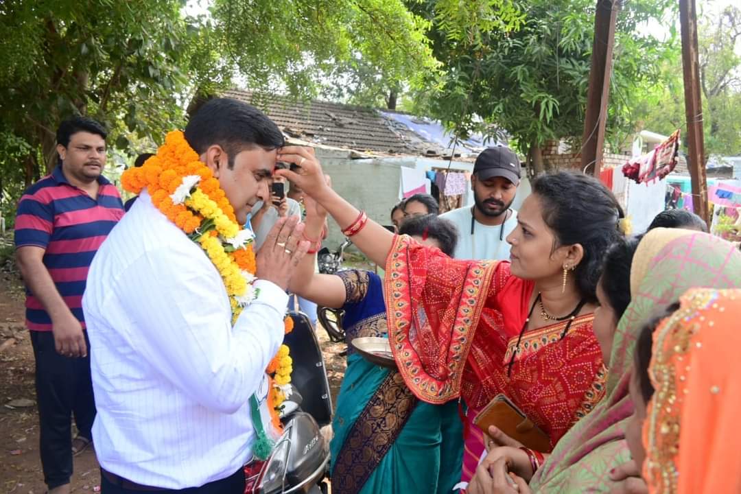 कांग्रेस प्रत्याशी आकाश शर्मा के जनसंपर्क के दौरान कार्यकर्ताओ ने केक काटकर जन्मदिन की बधाई दी…