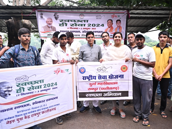 स्वच्छता ही सेवा अभियान में खिलाड़ियों के साथ खेल मंत्री टंक राम वर्मा ने की साफ सफाई…