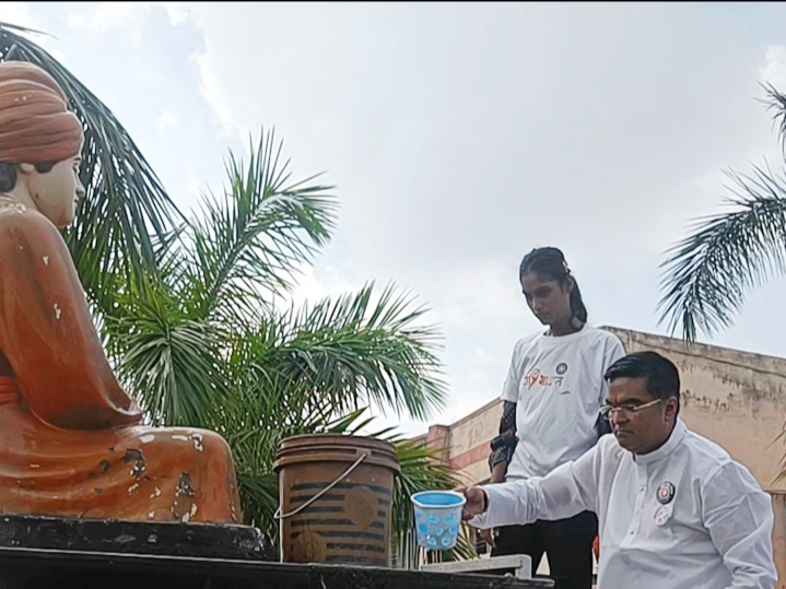 वाटर स्प्रिंकल से शहर में चौक चौराहों पर स्थापित महापुरूषों की प्रतिमाओं को विधायक रिकेश ने साफ कर किया माल्यार्पण, कहा – “परंपरागत रूप से हमारे स्वभाव और संस्कार में रही है स्वच्छता”