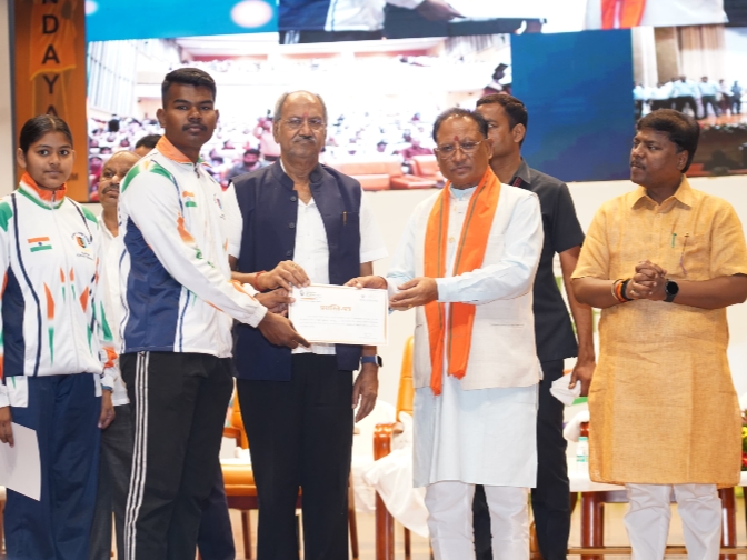 महात्मा गांधी और लाल बहादुर शास्त्री जयंती पर आयोजित विभिन्न कार्यक्रमों में शामिल हुए सांसद बृजमोहन…