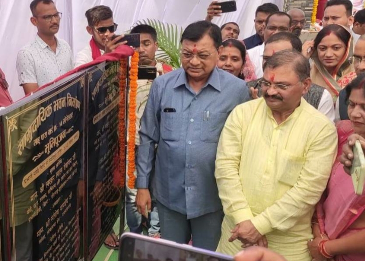 उद्योग मंत्री ने खैरागढ़ में छत्तीसगढ़ महतारी और स्व. देवव्रत सिंह की प्रतिमा का किया अनावरण…