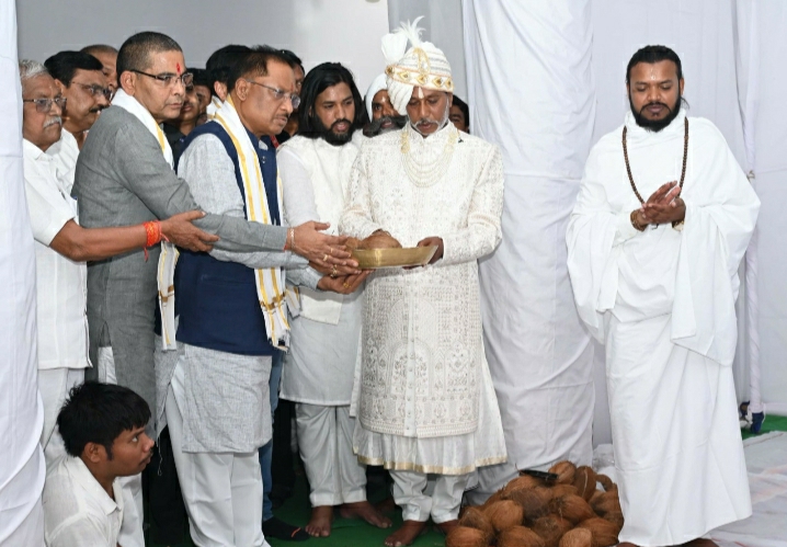 मुख्यमंत्री विष्णु देव साय ने भण्डारपुरी धाम में गुरुगद्दी आसन के दर्शन कर प्रदेश की खुशहाली की कामना की…