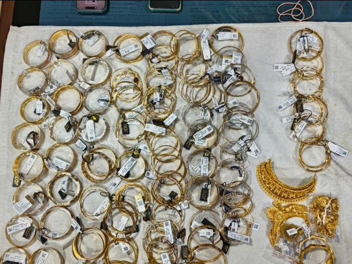 रायपुर न्यू बस स्टैण्ड भाठागांव में लगभग 12 किलो 800 ग्राम सोना मिला यात्रियों से, जिसकी कीमत 8 करोड रू…