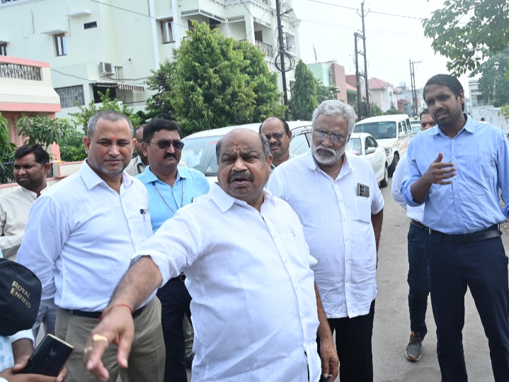 रायपुर उत्तर विधायक पुरंदर मिश्रा एवं निगम आयुक्त ने जगन्नाथ मन्दिर प्रांगण, खम्हारडीह चौक का किया निरीक्षण एवं मार्ग सफाई, सौंदर्यीकरण को लेकर दिए आवश्यक निर्देश…