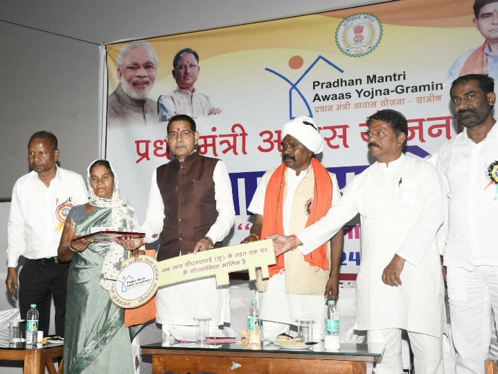 प्रधानमंत्री आवास मेला: हितग्राहियों को मंत्री टंकराम वर्मा ने सौंपी प्रथम किस्त की राशि, जिले के 2463 हितग्राहियों को सौंपी चाबी…