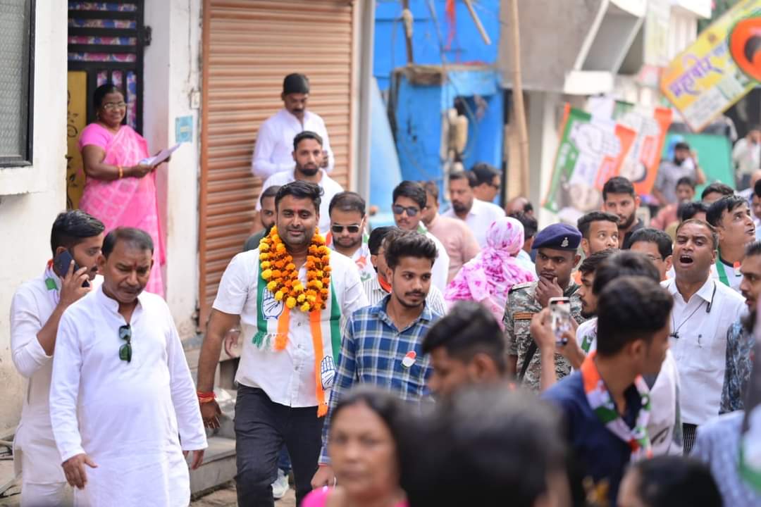 आकाश शर्मा ने डॉक्टर विपिन बिहारी सुर वार्ड मे किया जनसंपर्क…