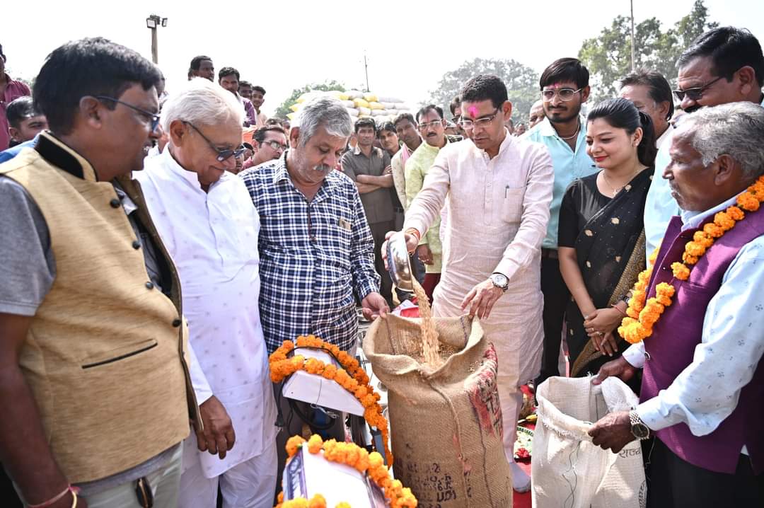 सांकरा उपार्जन केंद्र में राजस्व मंत्री टंकराम वर्मा ने धान खरीदी का किया शुभारम्भ…