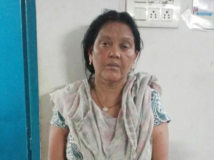 सुल्ताना बेगम अवैध रूप से शराब की बिक्री करते हुए गिरफ्तार..