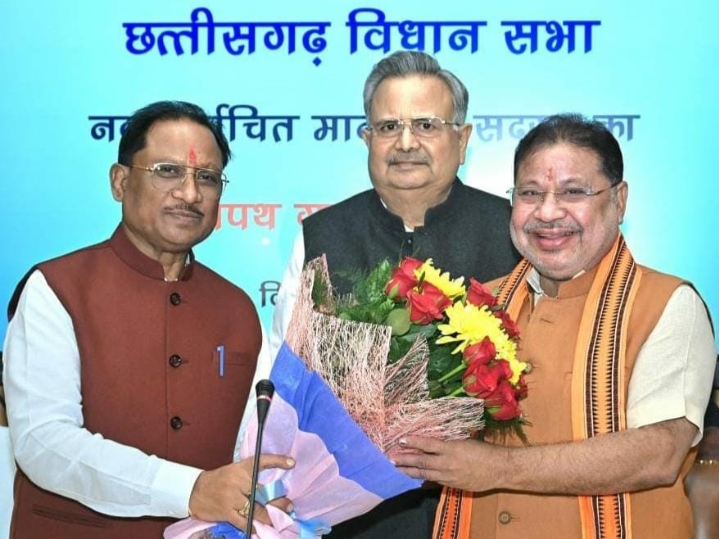 विधानसभा अध्यक्ष डॉ. रमन सिंह ने नवनिर्वाचित विधायक सुनील सोनी को विधानसभा सदस्यता की दिलाई शपथ…