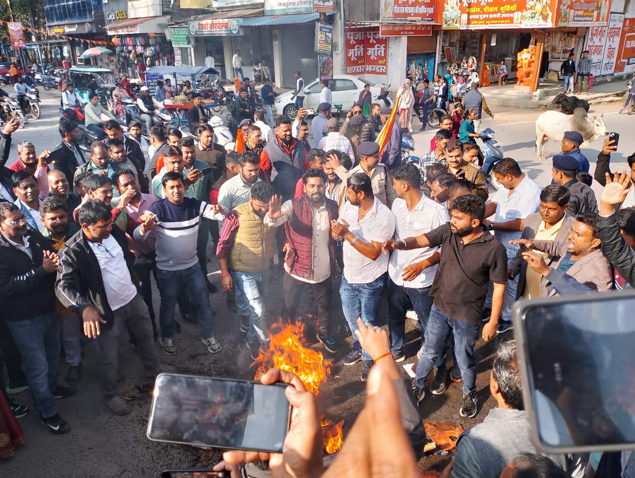 कांग्रेस ने प्रदेश भर में फूंका अमित शाह का पुतला, कहा – संसद में बाबा साहब अंबेडकर के खिलाफ टिप्पणी के लिये शाह माफी मांगें…