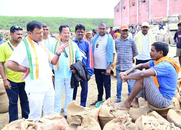 प्रदेश के सभी धान खरीदी केंद्रों में गए कांग्रेस के नेता, सोसायटी में फैली अव्यवस्था, किसानों की समस्याओं को जाना…