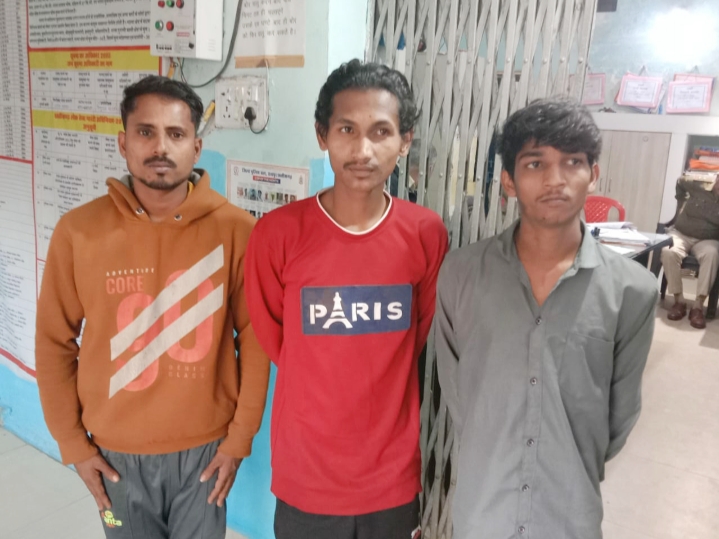 धारधार तीन नग लोहे के चाकू के साथ तीन आरोपी गिरफ्तार…