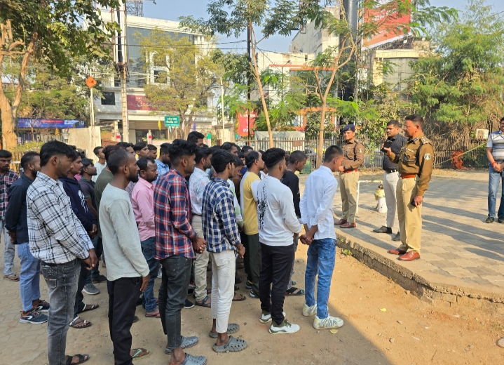 50 से अधिक चाकूबाजों एवं हिस्ट्रीशीटरों को क्राईम ब्रांच में हाजिर कर वरिष्ठ पुलिस अधीक्षक महोदय द्वारा दी गई समझाईश…