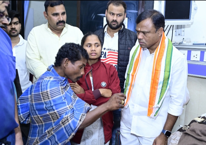 पीसीसी अध्यक्ष अबूझमाड़ मुठभेड़ में घायल बच्ची से मिले…