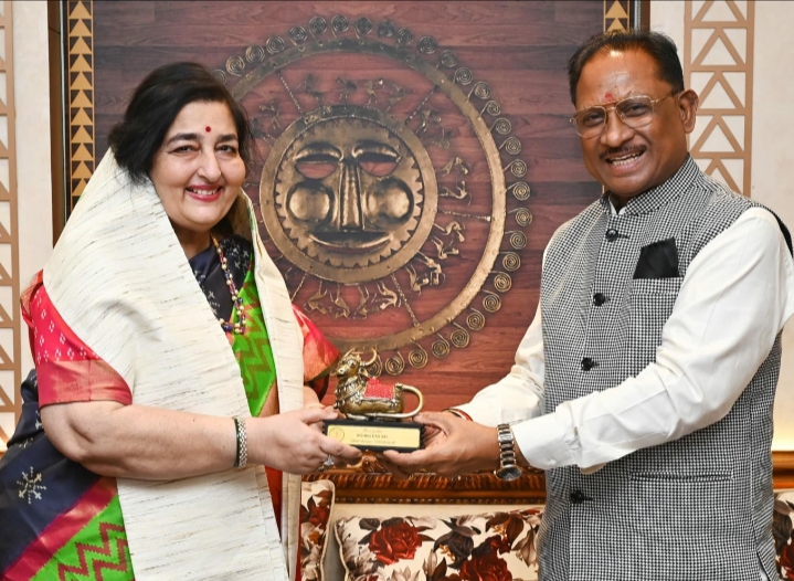 मुख्यमंत्री विष्णु देव साय से पद्मश्री अनुराधा पौडवाल ने सौजन्य मुलाकात की…