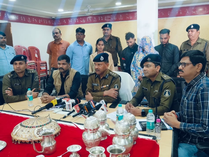 थाना तेलीबांधा क्षेत्रांतर्गत दिगम्बर जैन मंदिर में चोरी की घटना को अंजाम देेने वाले भोपाल निवासी 01 महिला आरोपी सहित कुल 03 अंतर्राज्यीय आरोपी गिरफ्तार…