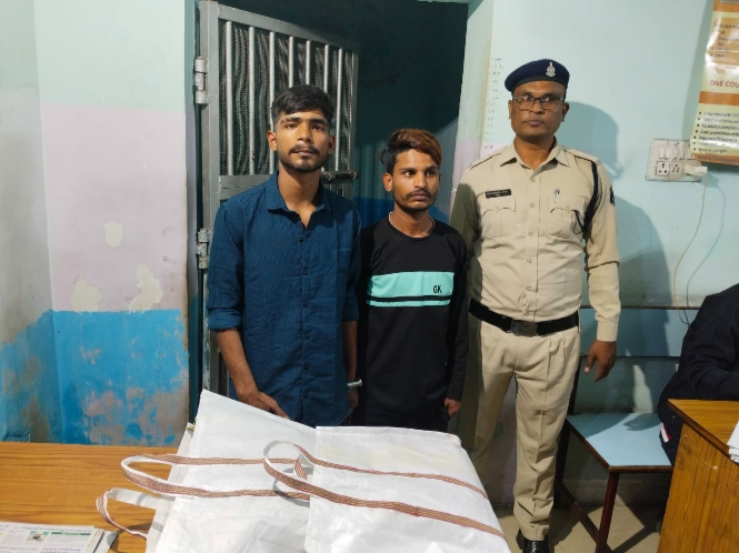 सफेद प्लास्टिक के थैला में गांजा को बिक्री करते दो आरोपी गिरफ्तार…