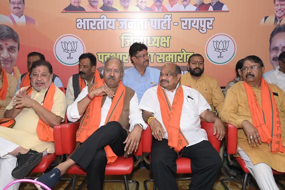 रमेश ठाकुर ने किया जिलाध्यक्ष का पदभार ग्रहण, रमेश ठाकुर के नेतृत्व में रायपुर शहर जिला में भाजपा का झंडा हमेशा ऊंचा रहेगा – बृजमोहन अग्रवाल