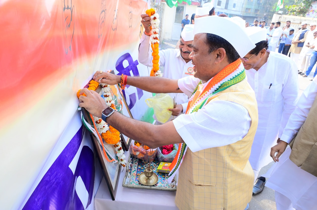 राजीव भवन में पीसीसी अध्यक्ष दीपक बैज ने फहराया तिरंगा झंडा…