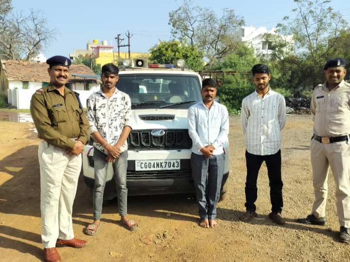 नकली पुलिस बनकर अवैध वसुली करते तीन आरोपियों को असली पुलिस ने किया गिरफ्तार…