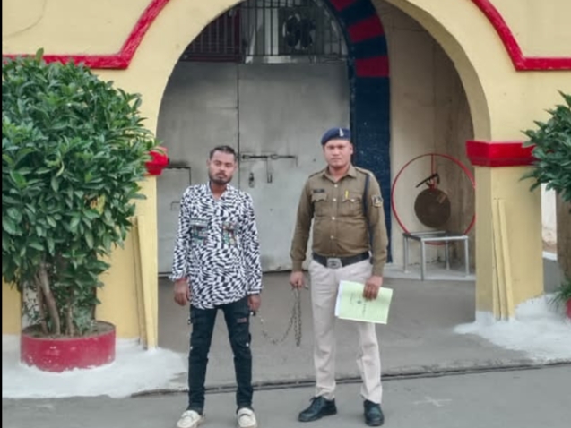 आम जगह में चाकू लहराकर लोगो को डराने धमकाने वाले पर थाना आजाद चौक पुलिस द्वारा की गई आर्म्स एक्ट की कार्यवाही…