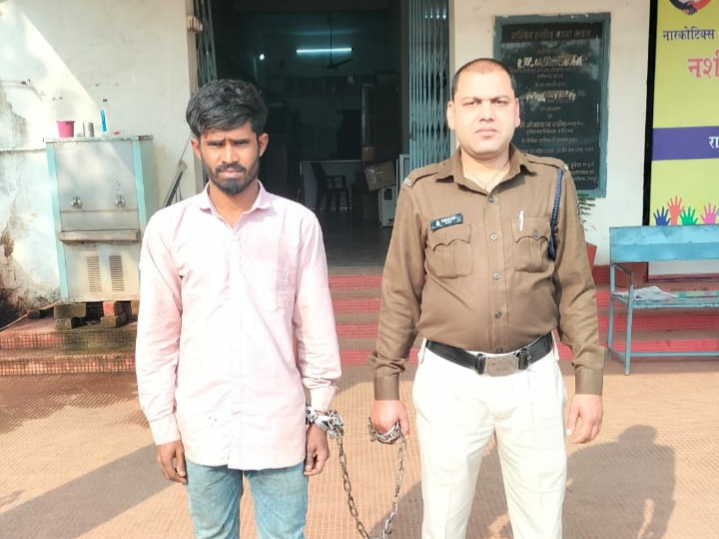 बटनदार धारदार चाकू के साथ आरोपी डिगेन्द्र धीवर उर्फ डिग्गी गिरफ्तार…