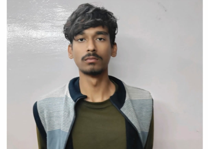 धारदार चाकू के साथ आरोपी वैभव सिंह पिता विकास सिंह गिरफ्तार…