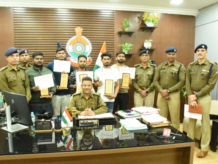 सड़क दुर्घटना में घायलों की जान बचाने वाले गुड सेमेरिटन (नेक व्यक्ति) का वरिष्ठ पुलिस अधीक्षक ने किया सम्मान…