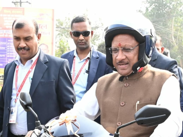 वाहन चलाते समय यातायात नियमों का करें अवश्य पालन – मुख्यमंत्री विष्णु देव साय