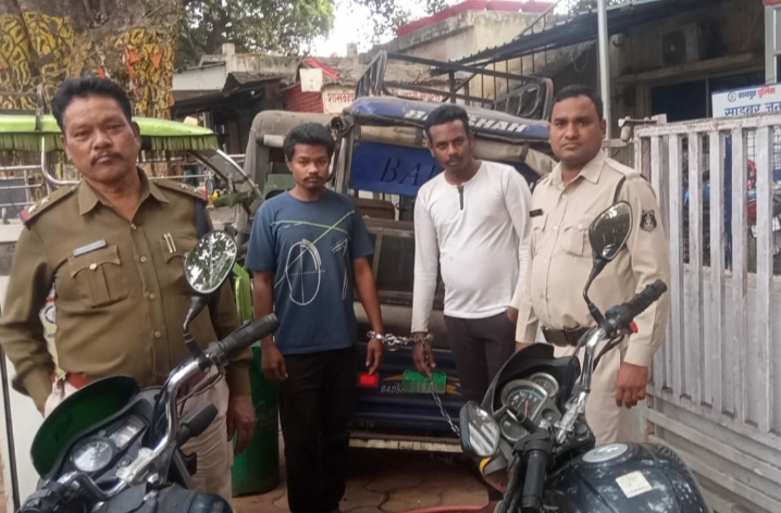 चोरी के ई-रिक्शा की बैटरी बेचने निकले दो आरोपी गिरफ्तार…