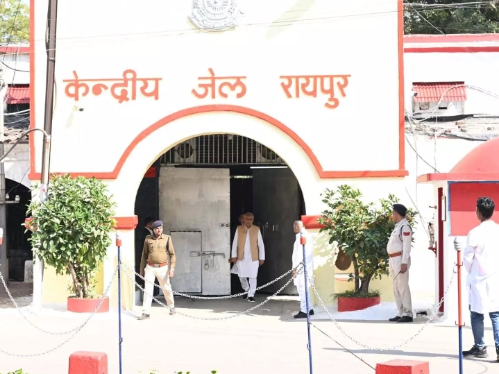 केंद्रीय जेल रायपुर पहुंचे पूर्व मुख्यमंत्री भूपेश बघेल मिले कवासी लखमा और देवेंद्र यादव से…
