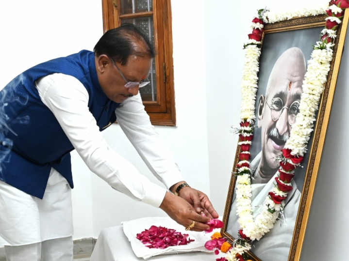मुख्यमंत्री विष्णु देव साय ने महात्मा गांधी की पुण्यतिथि पर उन्हें किया नमन…
