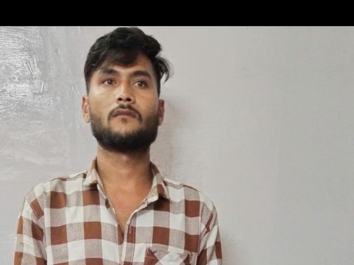 धारदार चाकू के साथ आरोपी अमित विश्वकर्मा गिरफ्तार…