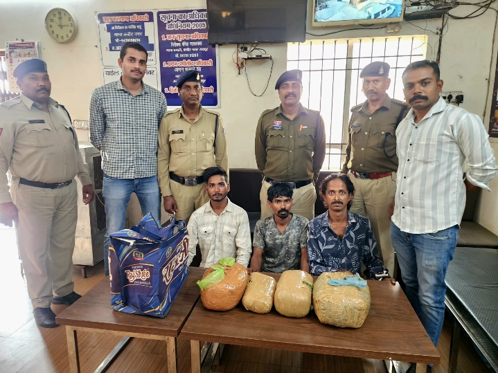 थाना कबीर नगर क्षेत्रांतर्गत अवैध मादक पदार्थ गांजा के साथ 03 आरोपी मोटर सायकिल सहित गिरफ्तार…