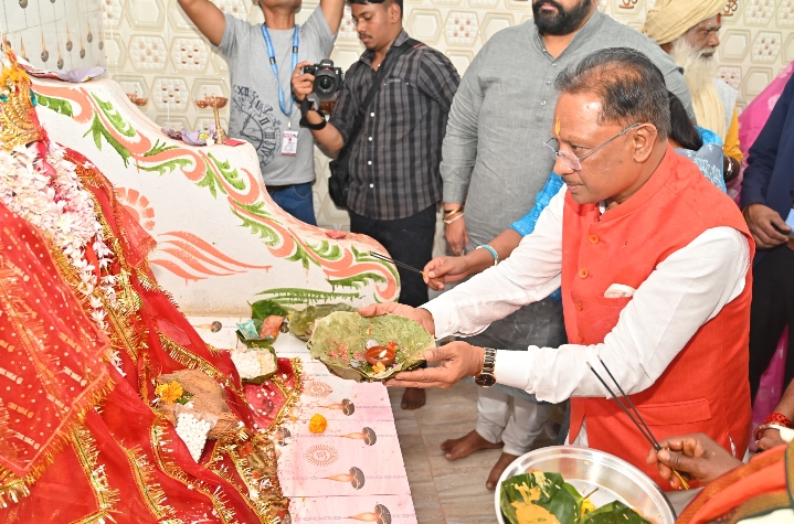 बसंत पंचमी पर्व पर मुख्यमंत्री साय मां शारदा धाम पहुंचे…