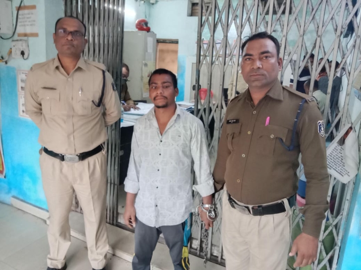 संतोष यादव उर्फ पीला बाउ एक नग अवैध लोहे के चाकू के साथ गिरफ्तार…