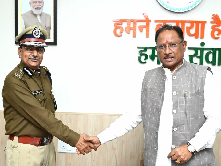 मुख्यमंत्री विष्णुदेव साय से नवनियुक्त पुलिस महानिदेशक अरुण देव गौतम ने की सौजन्य भेंट…