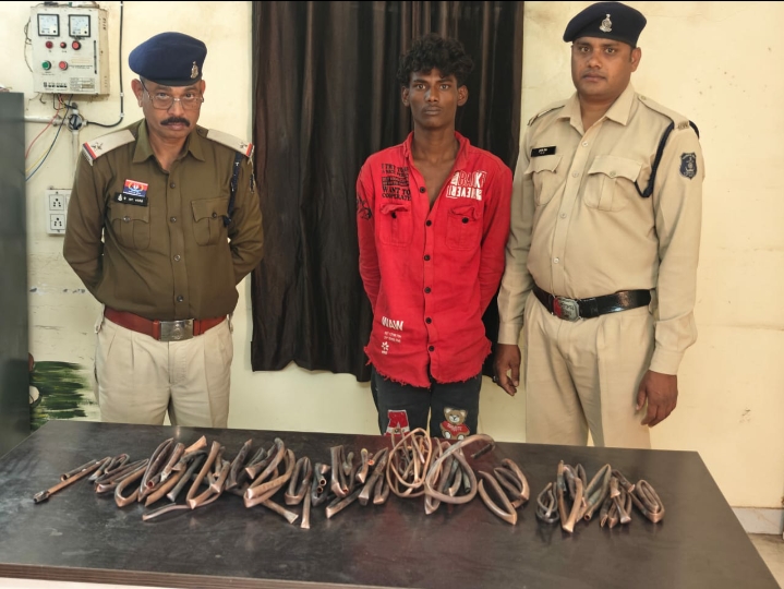 चोरी के मामले का खुलासा, एक नाबालिक एवं एक आरोपी गिरफ्तार, चोरी गयी सम्पत्ति बरामद…