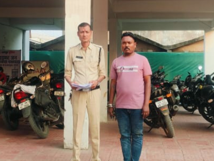 दुकान के क्यू.आर. कोड के स्थान पर कुटरचित क्यू.आर. कोड लगाकर लाखों रूपये की धोखाधड़ी करने वाला आरोपी सेल्समैन दीपक यादव गिरफ्तार…