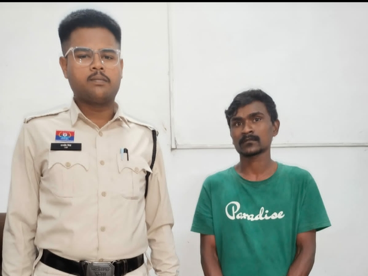 धारदार बटनदार चाकू के साथ आरोपी सुधांशु दीप ऊर्फ अभी दीप गिरफ्तार…