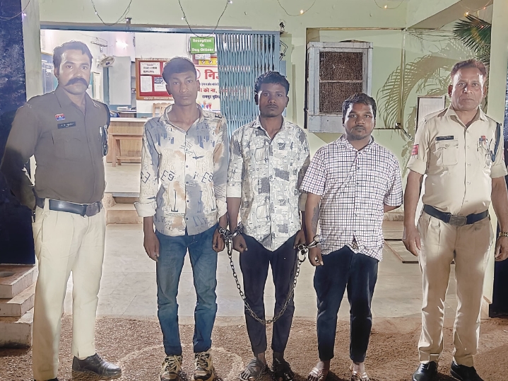 अश्लील गाली गलौज हाथापाई मारपीट करते हुये, बंधक बनाकर, चाकू की नोक पर डरा धमकाकर, लाखों रुपए की फिरौती मांग कर, लूट की घटना को अंजाम देने वाले 03 आरोपी गिरफ्तार…