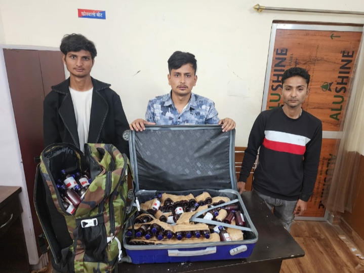 प्रतिबंधित नशीली सिरप की क्रय-विक्रय करते 01 अंतर्राज्यीय सहित कुल 03 आरोपी गिरफ्तार…