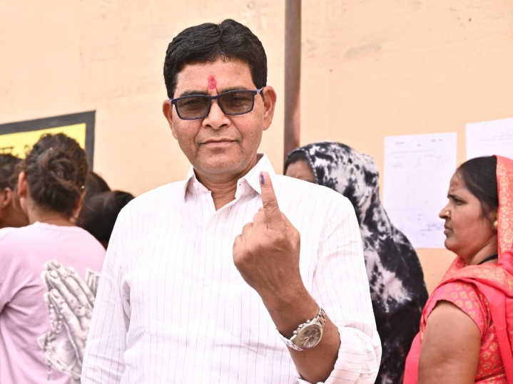 राजस्व मंत्री टंक राम वर्मा ने ग्राम तुलसी (नेवरा) में किया मतदान, लोगों से वोट डालने की अपील की…