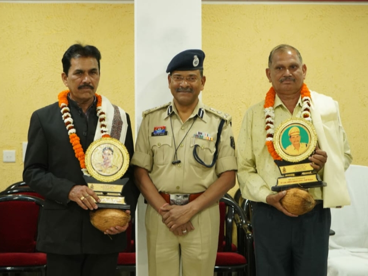 सेवानिवृत्त होने पर अधिकारियों को दी गई विदाई, पुलिस उपमहानिरीक्षक एवं वरिष्ठ पुलिस अधीक्षक ने की सेवा की सराहना…