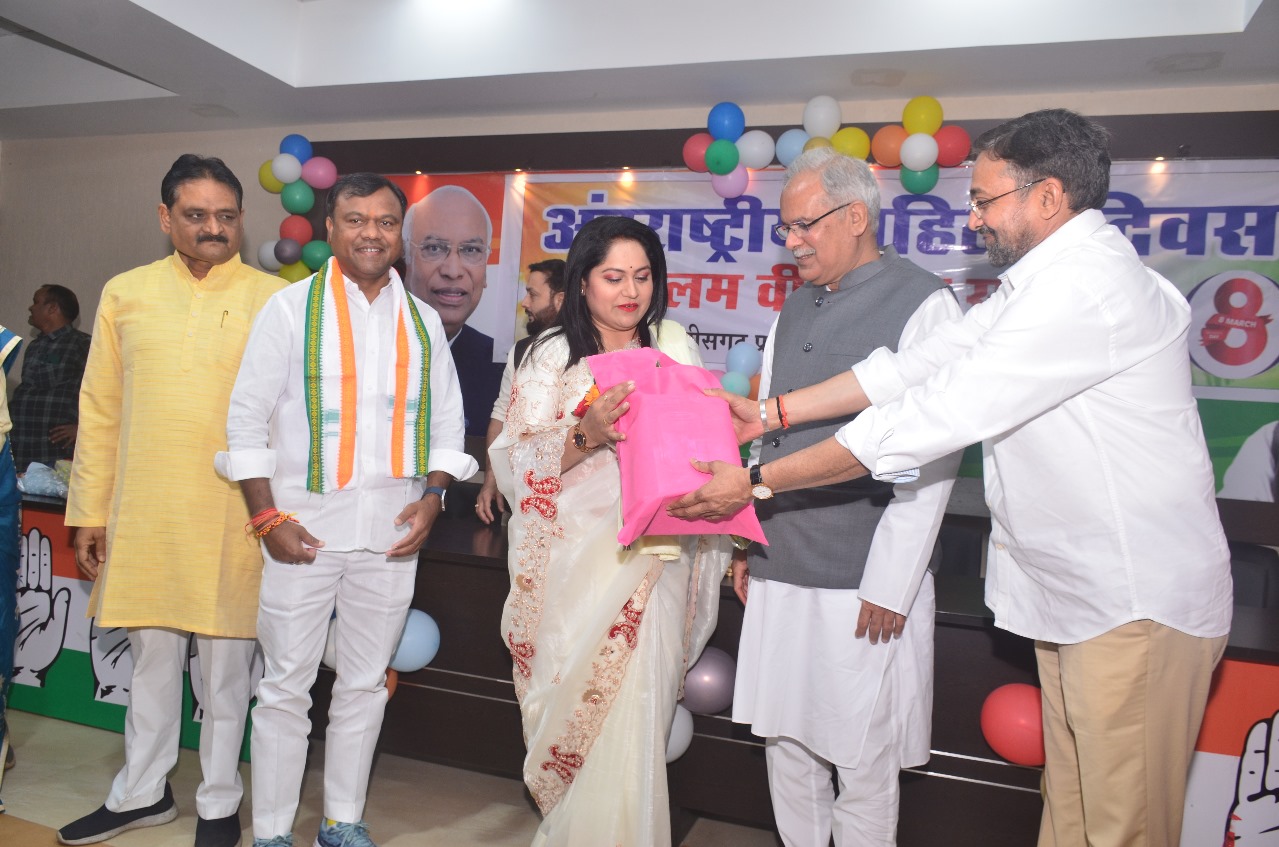 कांग्रेस ने किया महिला पत्रकारों का ‘‘कलम वीरांगना सम्मान’’…